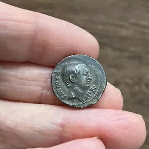 ローマ共和党。 L. リヴィネイウス レグルス (紀元前 42 年頃)。デナリウス銀。希少です。｜WORLD RESOURCE【KING店】