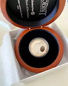 ホビット 2014 1 オンス シルバー プルーフ $1 NZ コイン、ホビット村の木材付き ? 994/10,000画像