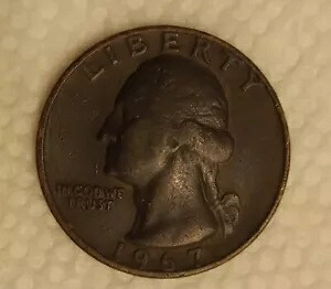 1967年の四半期エラー。両方のクラッド層が欠けている希少なブラック '67。美しいコイン。