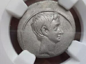 NGC Ch VF 5/5-2/5 Octavian(Augustus)、紀元前 44-27 年。デナリウス、「キュリア・ジュリア」。レア!