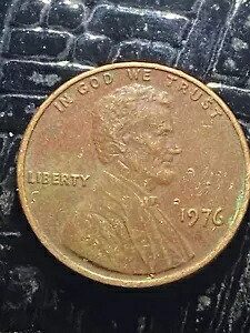 1976 年のリンカーン記念館のペニー。ミントマークはありません。エラーコイン ??