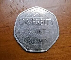 英国ダイバーシティ ポンド、50 ペンスの硬貨。イギリス。多様性が英国を築いた。未流通。