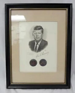 JFKレインボーハーフダラーコイン2枚、ジョン・F・ケネディの肖像画がプリントされたフレーム付き