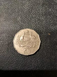 オーストラリアの 2001 年紋章付き 50 セント硬貨、両刃にエラーがあります。