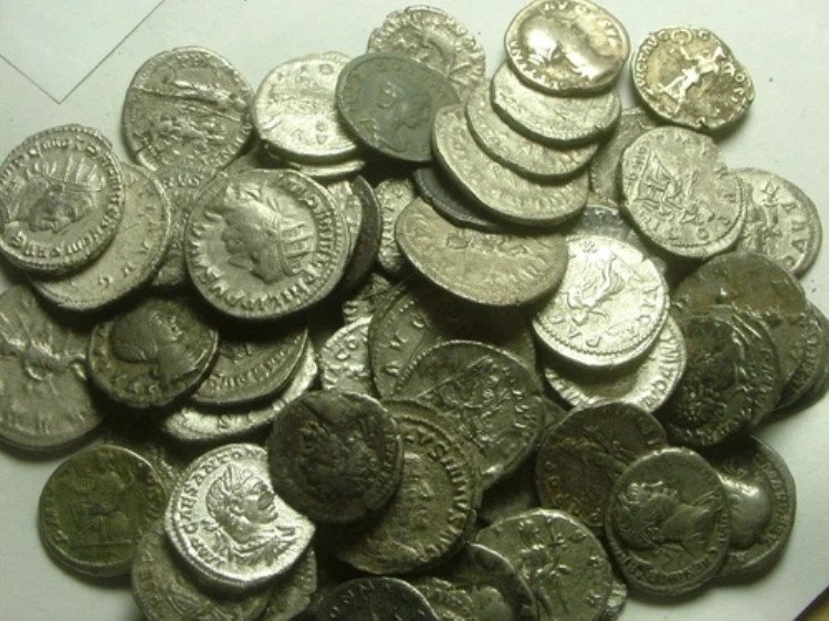 1枚の希少な古代ローマ帝国のオリジナル銀貨、ランダムアントニニアヌス/デナリウス