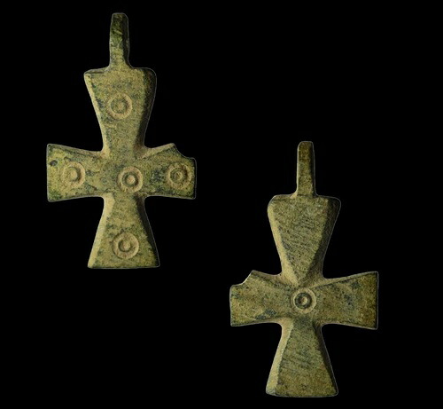 キリスト教の古代ペンダントクロス、ユダがキリストを背後から刺し傷つけるローマの工芸品