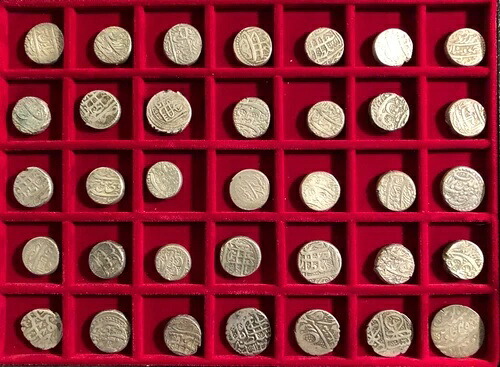 ムガル帝国とインド帝国の様々な時代の本物で珍しい銀貨35枚のユニークなコレクション