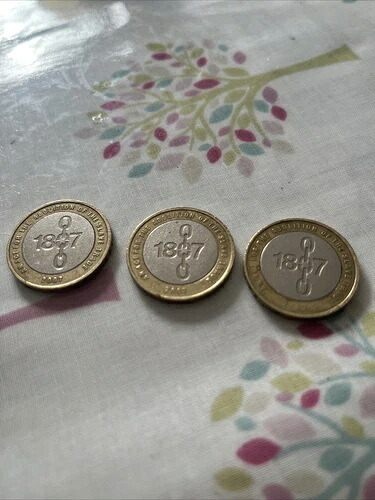 2007年の奴隷制度廃止の2ポンド硬貨3枚のうち2枚に誤りがある