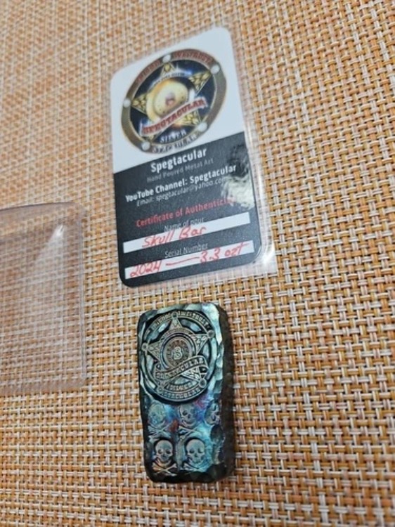 Spegtacular 999 鋳造シルバーバー「スカルバー」 ゴージャスな色合い COA 付き 3.3オンス