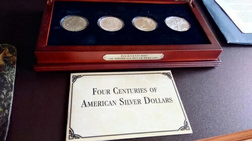 4世紀にわたるアメリカの銀貨を特注木製ディスプレイチェストに収納 234,630円