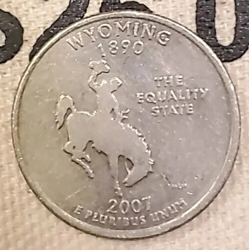 2007 年米国造幣局ワイオミング州 25 セント硬貨 (P) Cud Error *希少コイン* 中心からずれて打たれています。