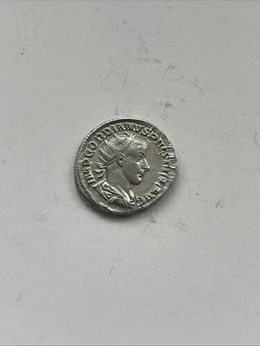 銀貨デナリウス・ゴルディアヌス111、西暦240年、非常に良好な状態。希少な裏タイプ。