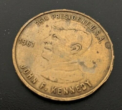 希少なJFK第35代大統領記念コインメダル（エッチングによるケネディ直筆サイン入り）