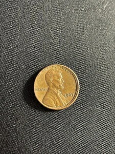 1967年リンカーン記念ペニー。ミントマークエラーなし。縁に「L」と「WE Trust」の刻印。希少コイン。