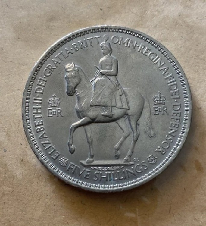 希少な1953年5シリング硬貨。エリザベス女王信仰の守護者