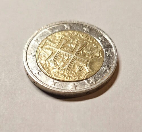 希少な2009年スロベニア2ユーロ硬貨（鋳造ミスあり、一部摩耗あり）