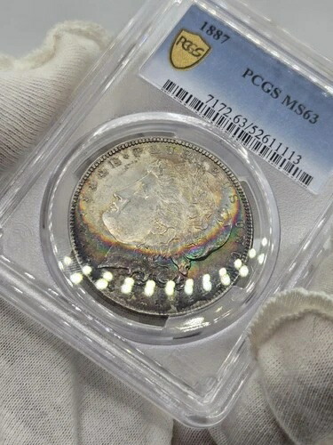 1887年 モルガン銀貨 PCGS MS63 ☆ 鮮やかなレインボークレセント表面トーニング ☆