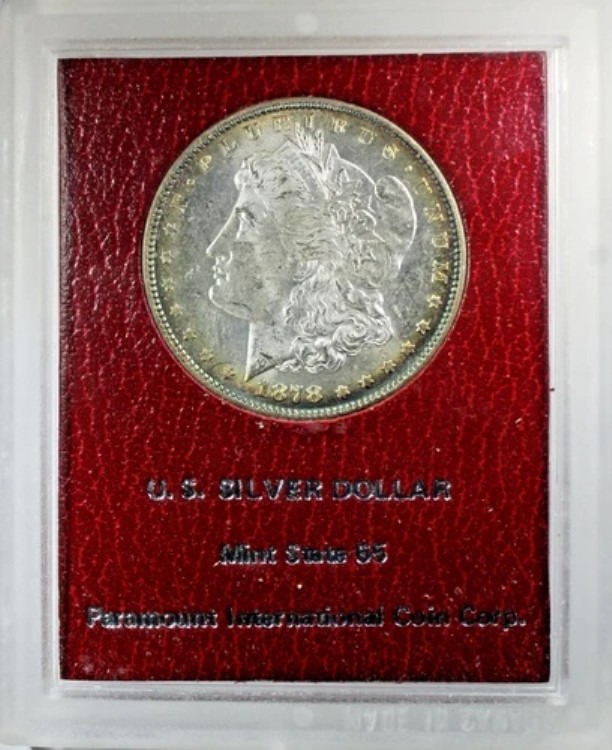 1878年モルガン銀貨 - パラマウントレッドホルダー - 7枚の尾羽根 1878年改訂版