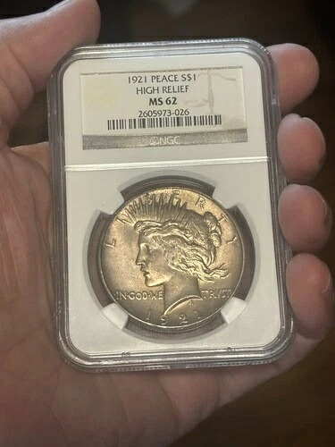 1921年高浮き彫り平和ドルNGC MS62認定。ゴールドトーン