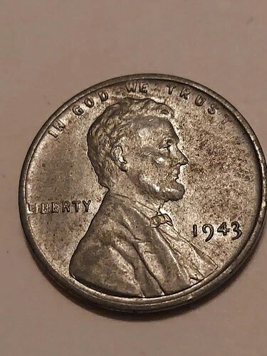 1943年製リンカーン製ウィートペニー（刻印なし）、エラー「L」が縁と背面に接触