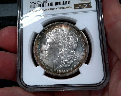1904年 O モルガン・ダラー 1ドル - NGC MS63 - クラシックトナー + コントラスト + 90% 米国産銀