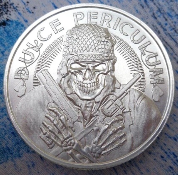 2オンス 2022年 DULCE PERICULUM (Danger is Sweet) 厚手 BU ラウンド .999 純銀