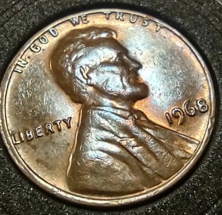 1968年リンカーン記念館のセント硬貨、中心からずれた文字が縁に触れ、縁が二重に