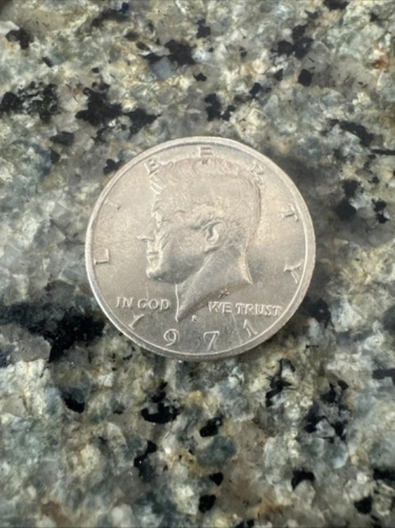 Dが塗りつぶされた50セント硬貨