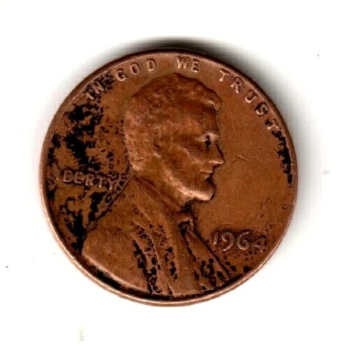アメリカのペニー貨幣にエラーあり。希少な黒の1964年製。ミントマークなし。「LIBERTY」の「L」が縁の近くにあります。