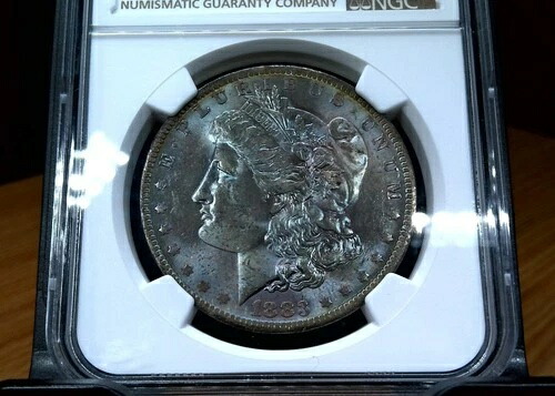 1883年 O モルガン・ダラー 1ドル - NGC MS62 - アイシーブルー＆ローズトーンの見事な銀貨 - 90%