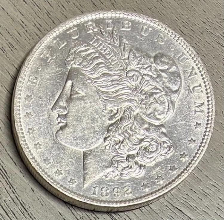 1892 年モーガン銀貨、AU 詳細、クリーニング済み、希少な日付!