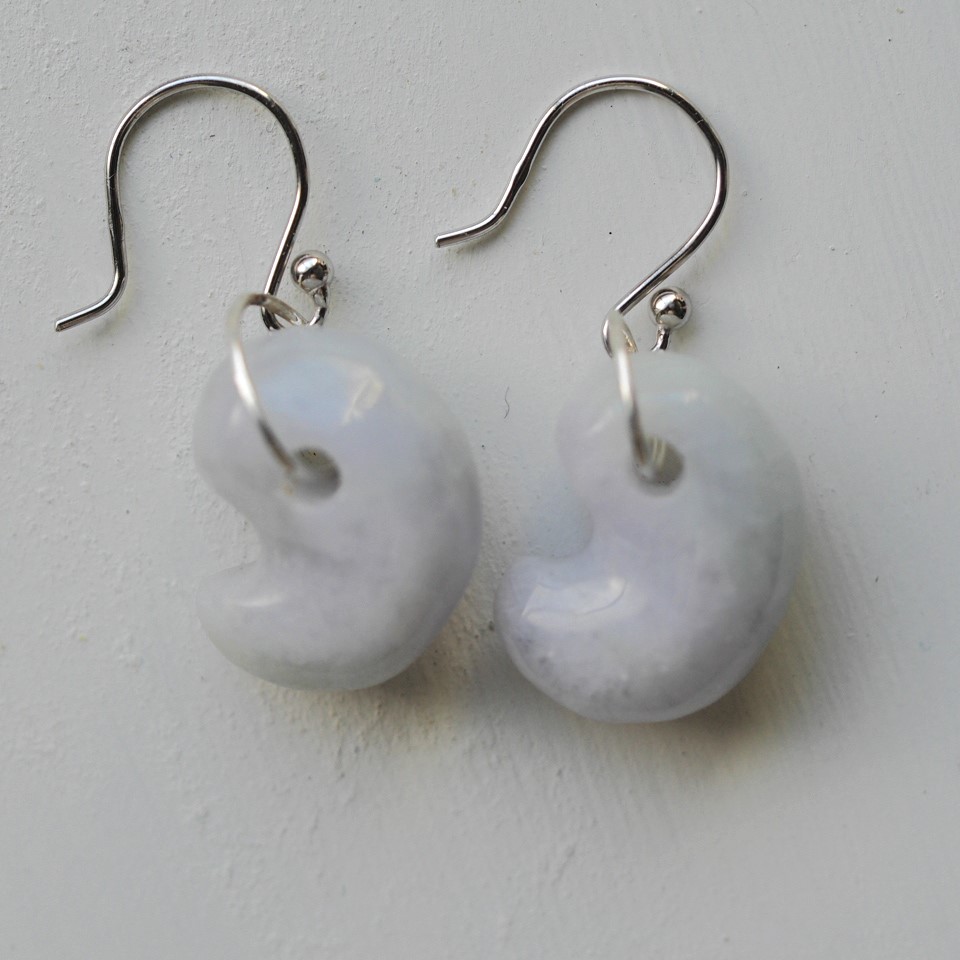 楽天市場】糸魚川翡翠[若草色・緑] AAAAAランク 勾玉ピアス 約12.5mm