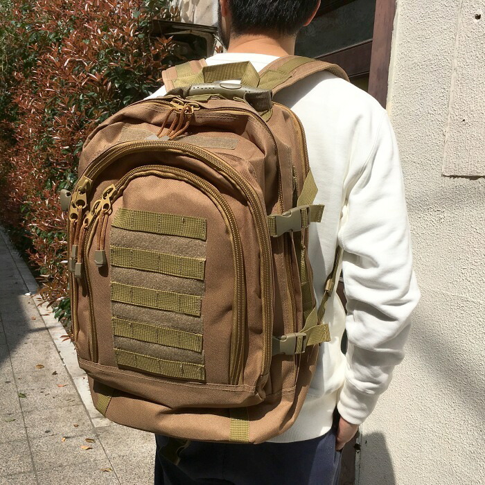 WT TACTICAL Wild Things社製 3-Days Assault Pack made インチ U.S.A ミリタリー うしろ側容器に並べる