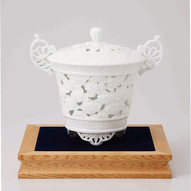 税込 香炉 陶器 おしゃれ 有田焼 調度品 工芸品 伝統 和モダン モダン 国産 日本製 菊 花 彫り キク 和雑貨 贈り物 ギフト 引き出物 内祝い 敬老の日 結婚祝い 新築祝い 引越祝い プレゼント お誕生日祝い有田焼 菊彫香炉 木台付き 起右エ門作 Fucoa Cl