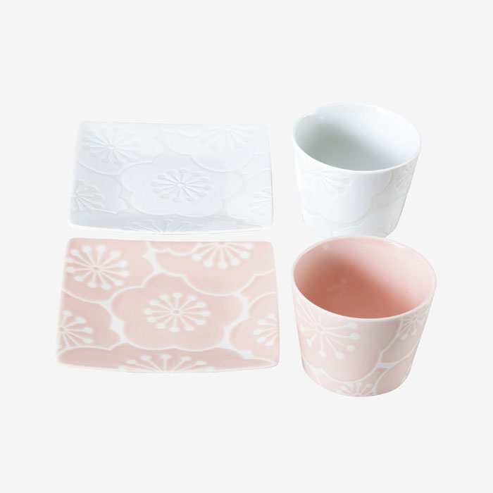 和食器 おしゃれ ペア セット ピンク ホワイト 波佐見焼 カップ＆ソーサー 波佐見焼 2客セット 梅 花柄 モダン 祝 かわいい デザート皿 お茶菓子 フリーカップ 日本製 贈り物 ギフト 新築祝い 引越祝い プレゼント 【送料無料】はふり 茶菓ペア