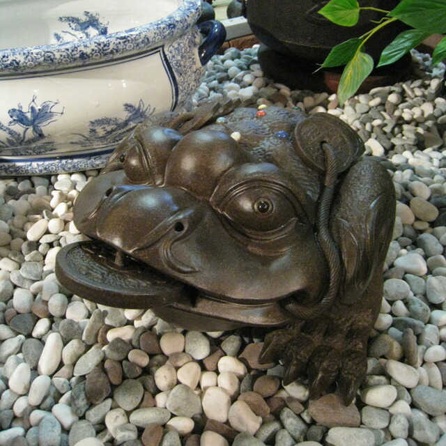 楽天市場】かえる カエル 蛙 陶器 置物 金彩福がさね（かえる） 高さ