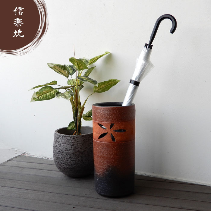 信楽焼 日本製 陶器 和風 かさ立て 傘立て 傘たて 傘入れ 傘置き 玄関 陶器 信楽焼 レッド レンガ色 火色 和雑貨 かさ立て 傘置き アンブレラスタンド 新築祝い 開店祝い 御祝 【送料無料】信楽焼 緋色透かし彫 傘立
