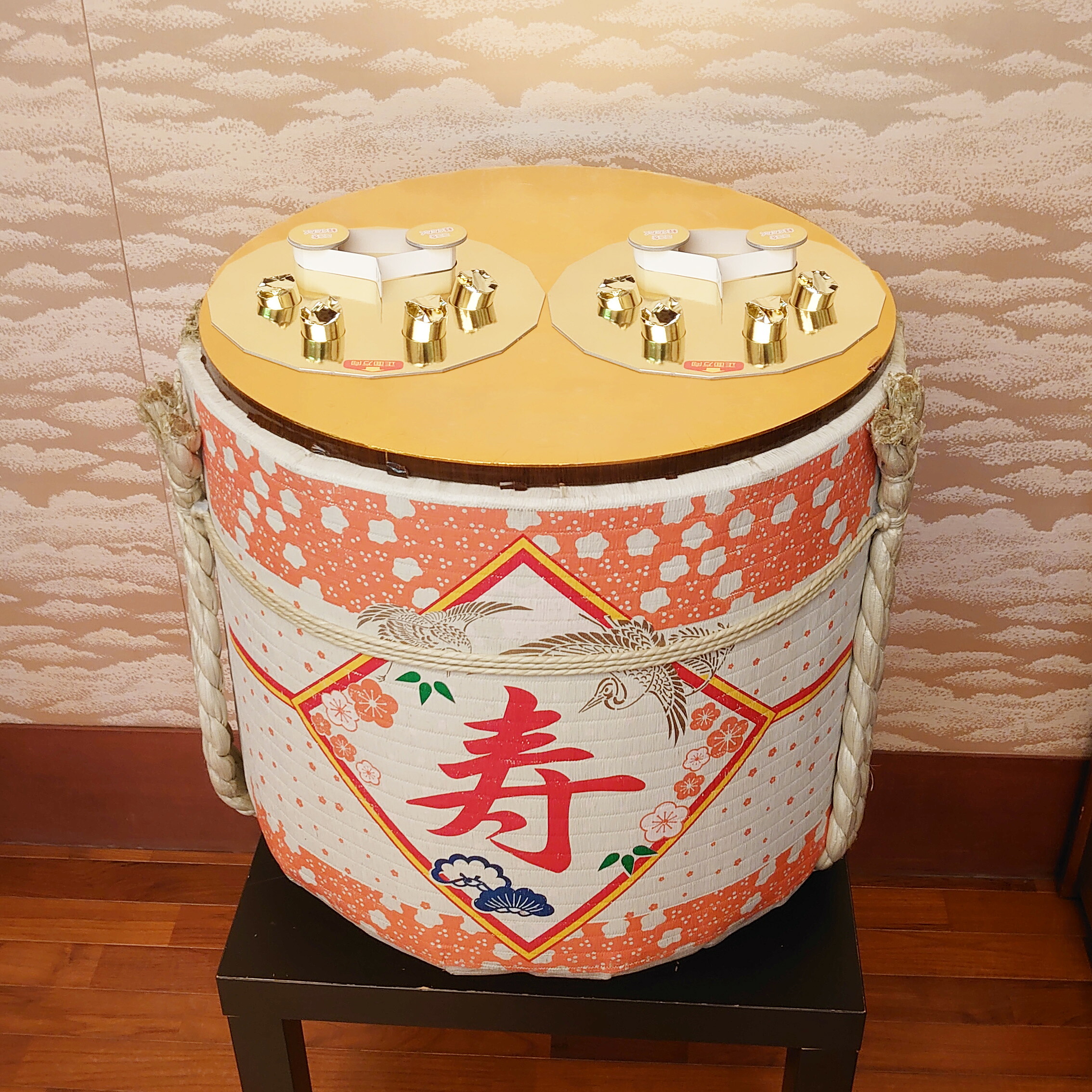 【樽賃借】鏡開き用かんしゃく玉樽 W  四斗樽かんしゃく玉2倍手合い 菰面 一風変わったひな形腰掛け 購入注文お手伝いさん