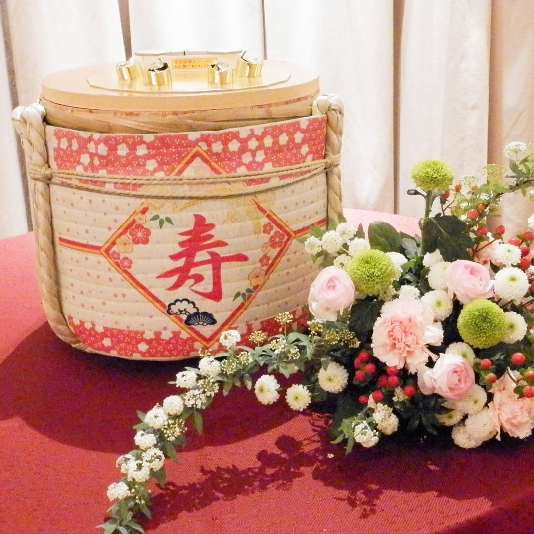 【樽賃貸】鏡開き用かんしゃく玉樽   一斗樽かんしゃく玉 菰面 一風変わった考える腰かけ 購入注文御手伝いさん