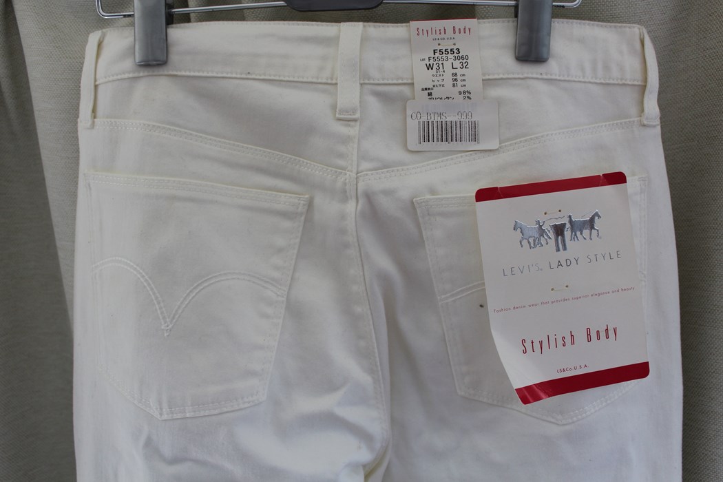 ladies white levi jeans