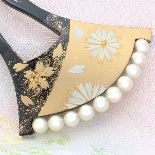 かんざし 黒台 蒔絵 ゴールド\u0026白いことお花 菊白・桜金 金地金箔散し パール・Cバチ型 p10 日本製 黒いこと さくら きく 桜 秋草の花