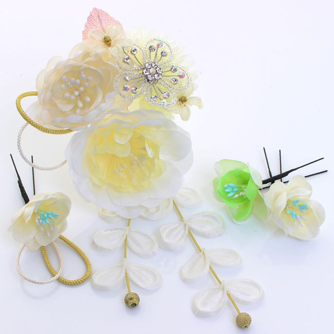 髪飾り 有名ブランド 髪飾り 花 4点セット 成人式 振袖 卒業式 袴 結婚式 ウエディング ドレス 浴衣 トリオフラワーブーケ 大藤ブラ飾り付き ビッククリスタルフラワービーズ飾りc22添え 白 Shoxruxtj Com