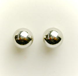 一つは欲しい！ プラチナ 7mm 丸玉 ピアス♪