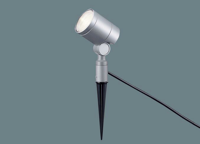 パナソニック スパイク取付型 LED（電球色） エクステリア スポットライト ビーム角24度・集光タイプ LEDフラットランプ交換型・防雨型 100形ダイクール電球1灯器具相当 LEDフラットランプφ70用 ランプ付 XLGE0103CE1(LGW40101+LLD3020LCE1)