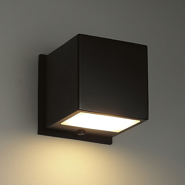 ｙａｍａｄａ　屋外ブラケット　電球色　Ra85　白熱30W相当　LED一体型　防雨　直付け　AD-2417-L