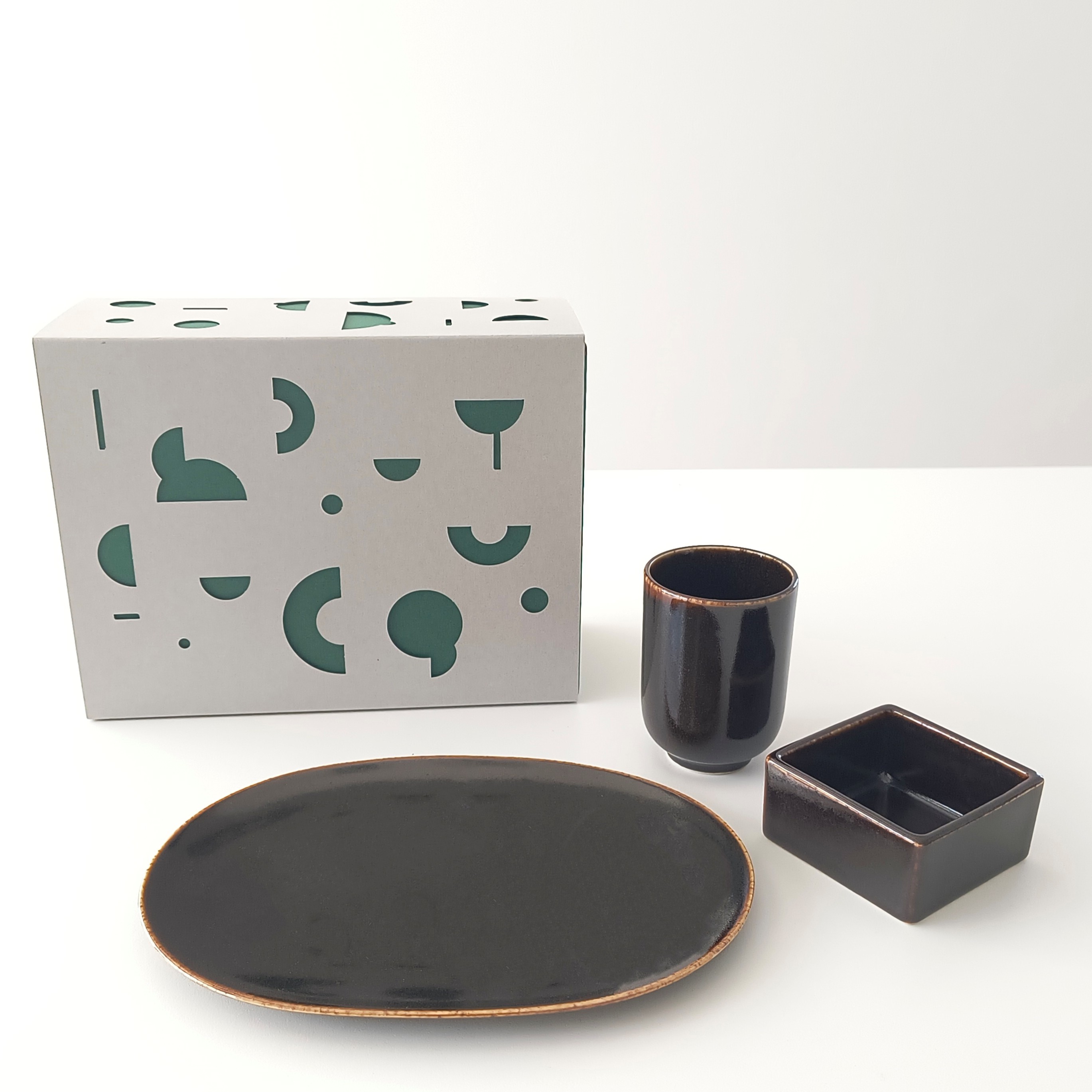 美濃焼 東峰窯 ギフトボックス入 おひとりさま セット ブラック gift プレート 小鉢 湯呑 日本製 食器 皿 和食器 父の日 母の日 一人暮らし お祝い 内祝 結婚祝【楽ギフ_包装】【楽ギフ_のし宛書】