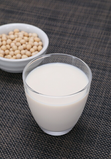 特濃豆乳2000ml1本 とろーり濃くて自然な甘み 国産大豆で安心安全 できたての美味しさをお楽しみください 未開封冷蔵で10日間は品質保持  高濃度成分無調整豆乳 高級大豆ミヤギシロメ使用 水は天城の天然水 ダイエットにも！低糖質低脂質 糖質制限の方にも！ 豆腐 ...