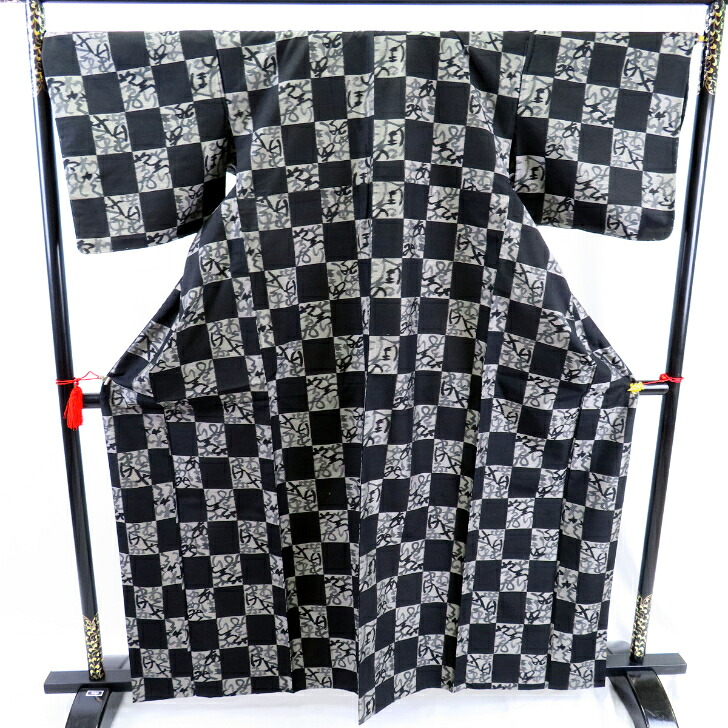 リサイクル着物・中古着物単衣着物・単着物・紬着物・カジュアル着物・黒地着物・市松模様身丈163cm・裄67cm・前巾25cm・後巾31cm｜和奏-わかな-