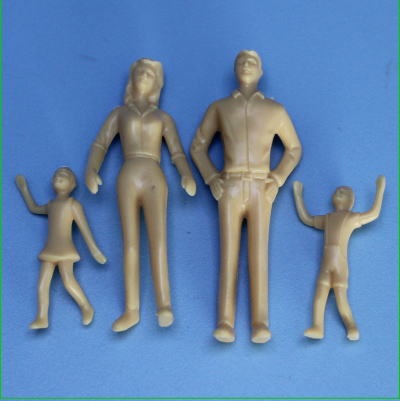 楽天市場 ミリタリー改造用フィギュア 建築模型外構デザイン設計1 30人形住宅 建築模型フィギュアファミリーa4体 ジオラマレイアウト鉄道模型などなど1 32ミリタリーに 未塗装 肌色 模型人形植栽電飾のわき役黒ちゃん