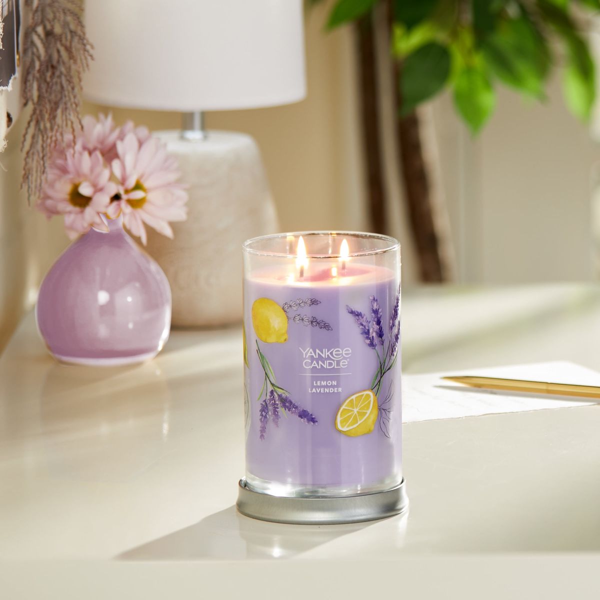 [送料無料] Yankee Candle レモン・ラベンダー・キャンドル（パープル） 20オンス [海外通販] | Yankee Candle Lemon Lavender Signature Large Tumbler Candle, Purple, 20 oz